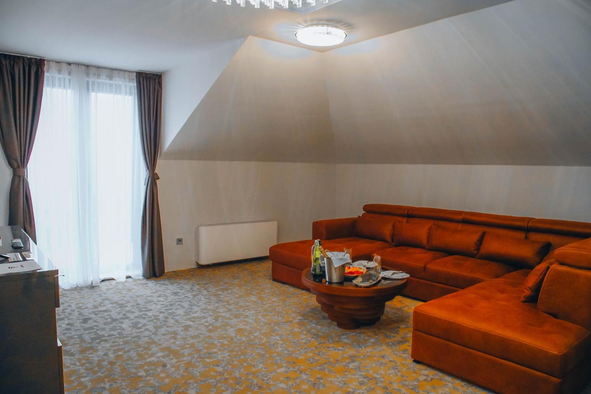 Presidential Suite,1591608554:JPEG